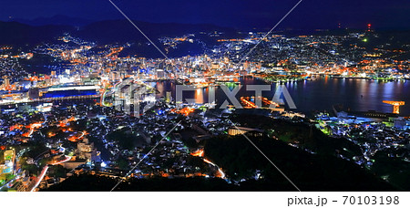 【長崎県】稲佐山山頂展望台から見た長崎夜景 【長崎県】稲佐山山頂展望台から見た長崎夜景 70103198
