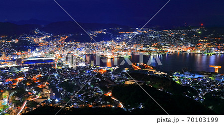 【長崎県】稲佐山山頂展望台から見た長崎夜景 【長崎県】稲佐山山頂展望台から見た長崎夜景 70103199