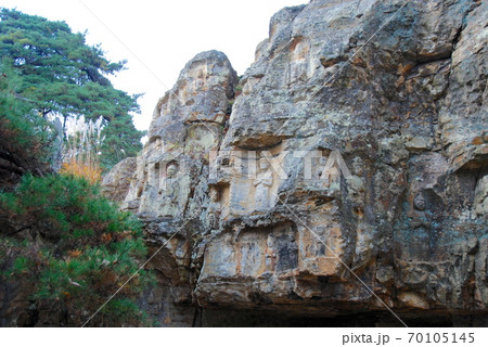 福島市　岩谷観音堂の江戸時代に刻まれた磨崖仏 70105145