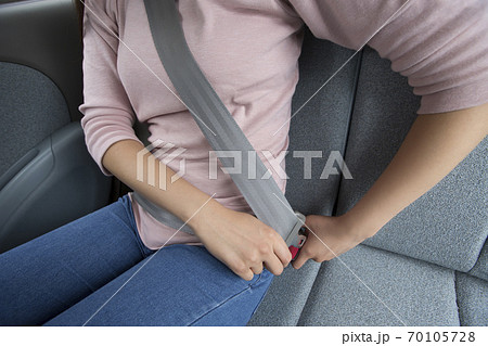 シートベルトを締める女性 シートベルトを締める女性 70105728