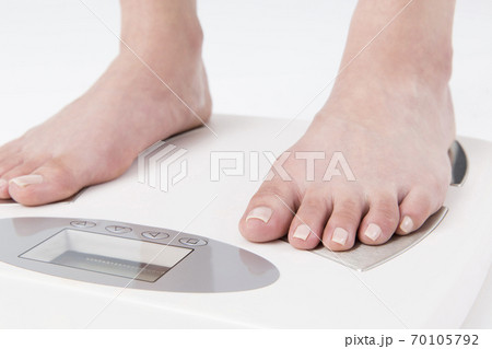 体重計に乗る女性 70105792