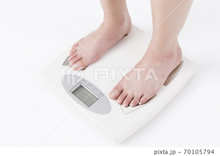 体重計に乗る女性 70105794