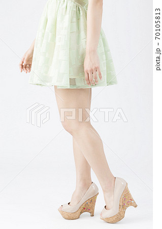 女性の足 70105813