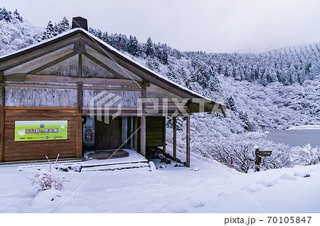 （神奈川県）降雪した箱根石仏群と歴史館 70105847