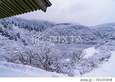 (神奈川県)降雪した箱根精進池 石仏群と歴史館 (神奈川県)降雪した箱根精進池 石仏群と歴史館 70105848