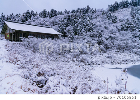 （神奈川県）降雪した箱根精進池　石仏群と歴史館 70105851