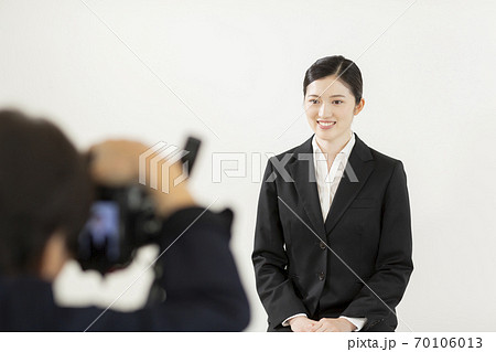 写真スタジオで撮影をするリクルートスーツの女性 就活の写真素材