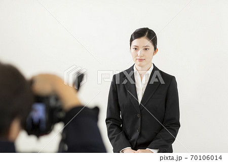 写真スタジオで撮影をするリクルートスーツの女性 就活の写真素材