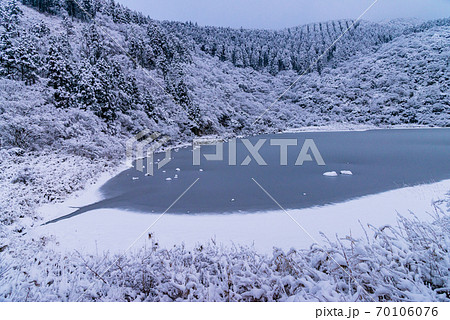(神奈川県)雪化粧した箱根精進池 (神奈川県)雪化粧した箱根精進池 70106076