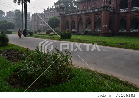 バングラデシュの首都のダッカ　歴史的な建築物のカーゾン・ホール　朝に散歩をするイスラム教徒の女性 70106183
