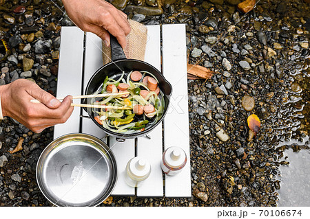 アウトドア　シニアの料理 70106674
