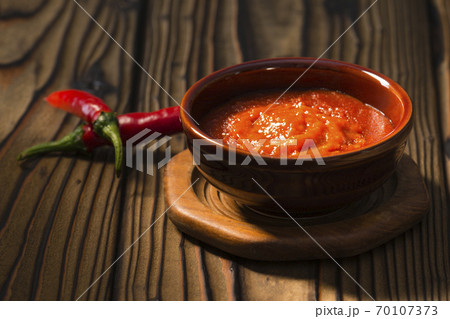 器に入ったシラチャーソース(木のテーブル背景) 器に入ったシラチャーソース(木のテーブル背景) 70107373