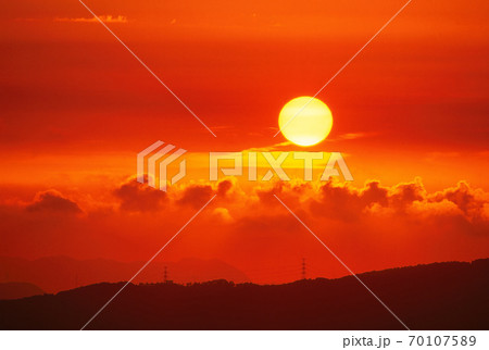 坊津の鮮やかな夕景 70107589