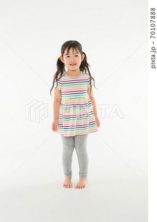 子ども　スタジオ　全身　ポートレート 70107888