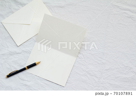 便箋とカードと封筒の手紙を書くイメージの写真素材