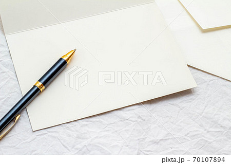 便箋とカードと封筒の手紙を書くイメージ 便箋とカードと封筒の手紙を書くイメージ 70107894