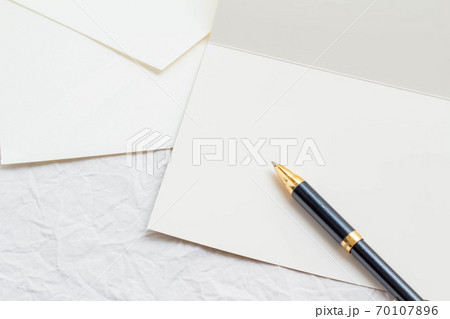 便箋とカードと封筒の手紙を書くイメージ 便箋とカードと封筒の手紙を書くイメージ 70107896