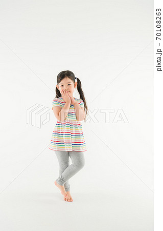 子どもの全身 白バックポートレート 子どもの全身 白バックポートレート 70108263