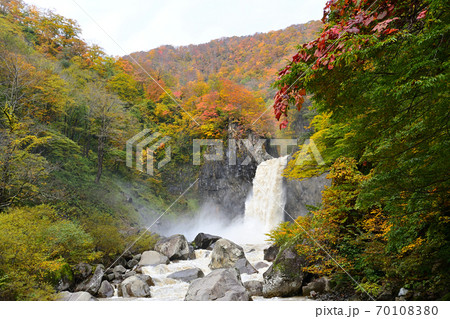 苗名滝 紅葉の写真素材