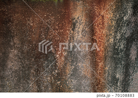 コンクリート壁 鉄サビで変色した背景素材 B 3 3の写真素材 7010