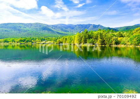 八千穂レイクと山並み 70109492