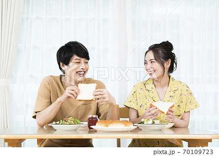 パンを食べる夫婦 パンを食べる夫婦 70109723