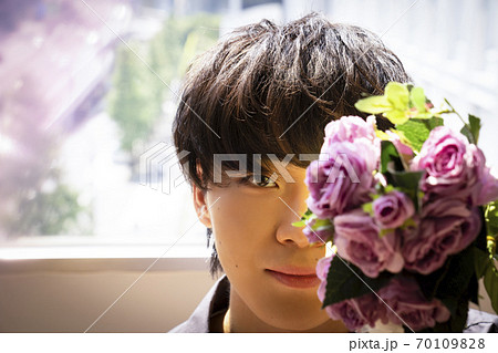 花と男性のポートレートの写真素材