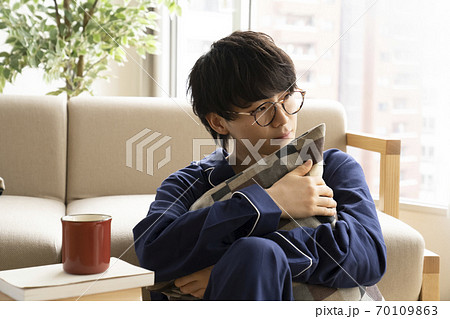 パジャマの男性のライフスタイル 70109863