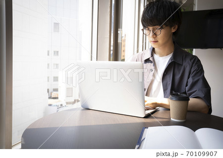 パソコンと男性 70109907