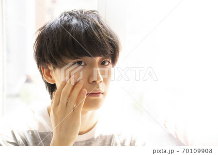 肌に悩む男性 70109908