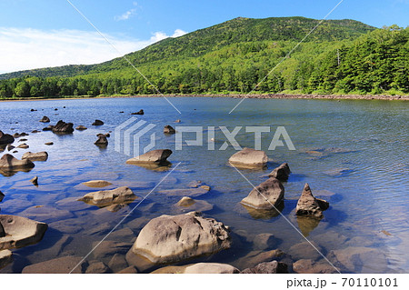 初秋の北八ヶ岳 秋の空気に爽やかな雨池と縞枯山 初秋の北八ヶ岳 秋の空気に爽やかな雨池と縞枯山 70110101