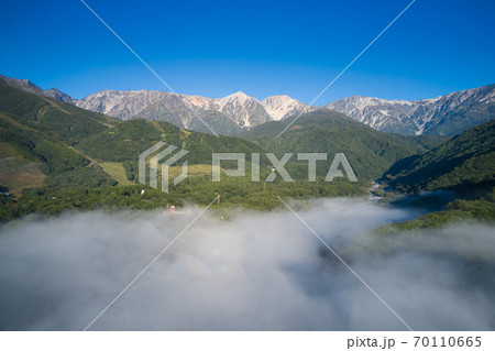 白馬村の壮大で幻想的な雲海と白馬三山 長野県白馬村(ドローンによる空撮) 白馬村の壮大で幻想的な雲海と白馬三山 長野県白馬村(ドローンによる空撮) 70110665