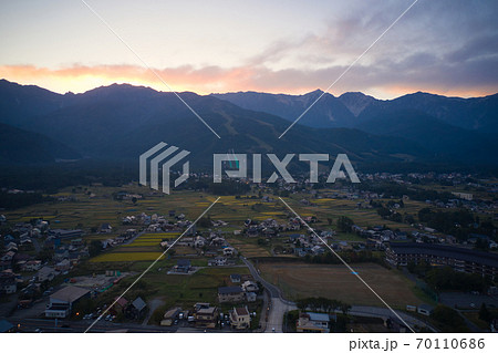 雄大な白馬連山と燃えるような夕焼け　長野県白馬村（ドローンによる空撮） 70110686