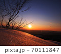 日の出に輝く冬景色 70111847