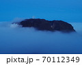 雲のベールを脱いだ樽前溶岩ドーム 70112349