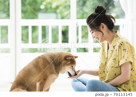 若い女性と犬 70113145