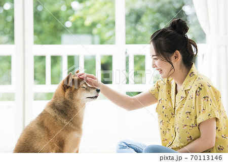 若い女性と犬 70113146