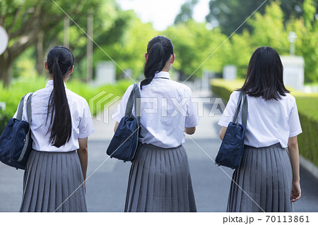 会話をしながら歩く女子高生の写真素材