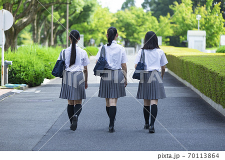 会話をしながら歩く女子高生の写真素材