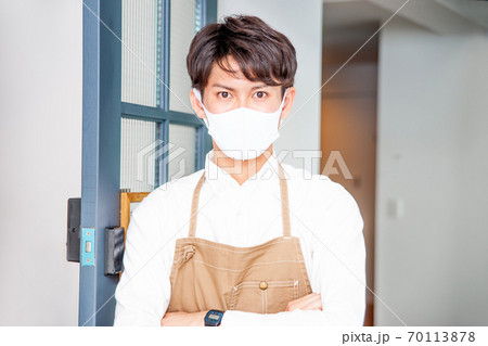 マスクをした男性のカフェ店員 マスクをした男性のカフェ店員 70113878