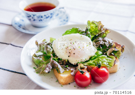 目玉焼きトースト　朝食 70114516