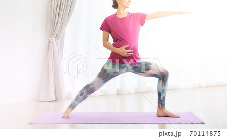 ヨガをする妊婦 70114875