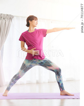 ヨガをする妊婦 70114877
