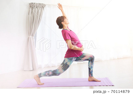 ヨガをする妊婦 ヨガをする妊婦 70114879