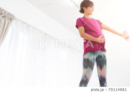 部屋で運動をする妊婦 部屋で運動をする妊婦 70114881