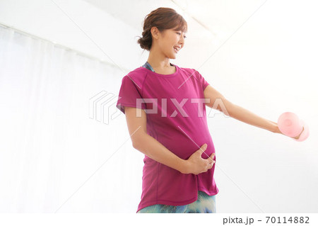 部屋で運動をする妊婦 70114882