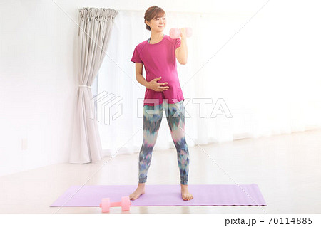 部屋で運動をする妊婦 70114885