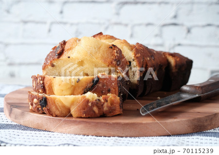 Close up of bakery cake on chopping board . 70115239