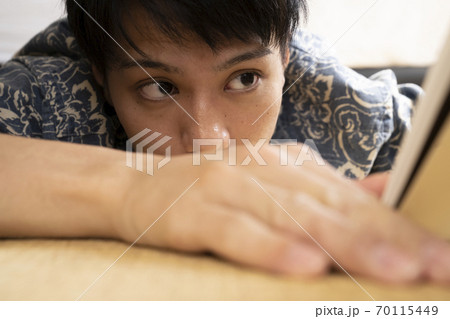 読書をする男性 70115449