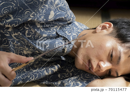 うちわであおぐ男性 70115477